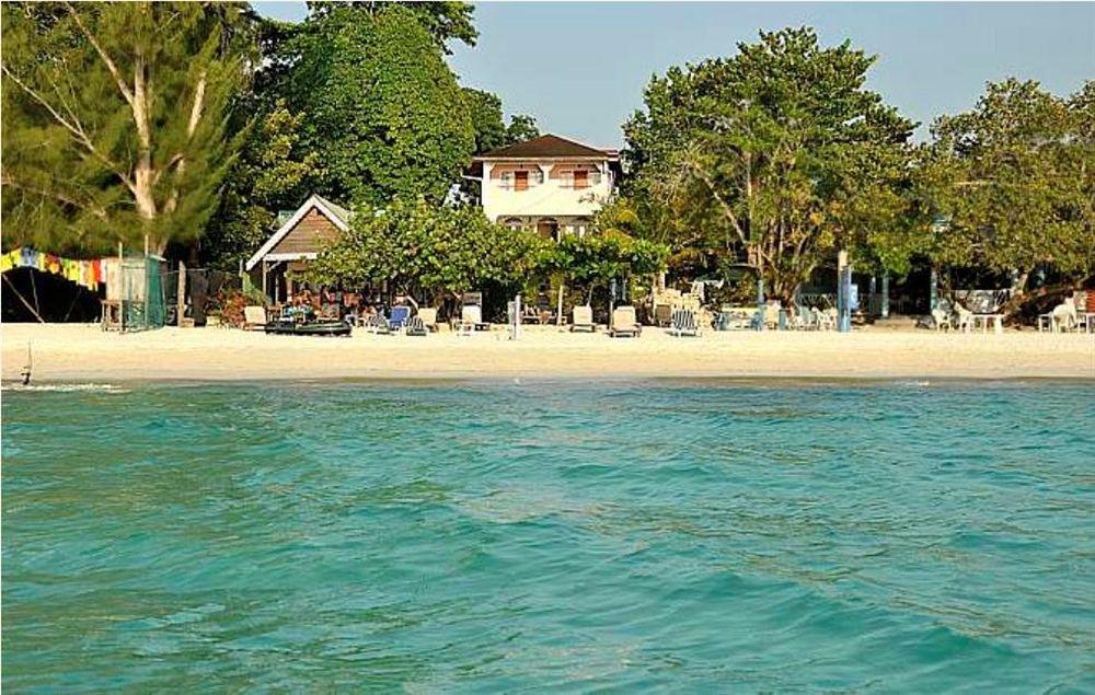 נגריל Secret Cabins At Firefly Beach Cottage מראה חיצוני תמונה