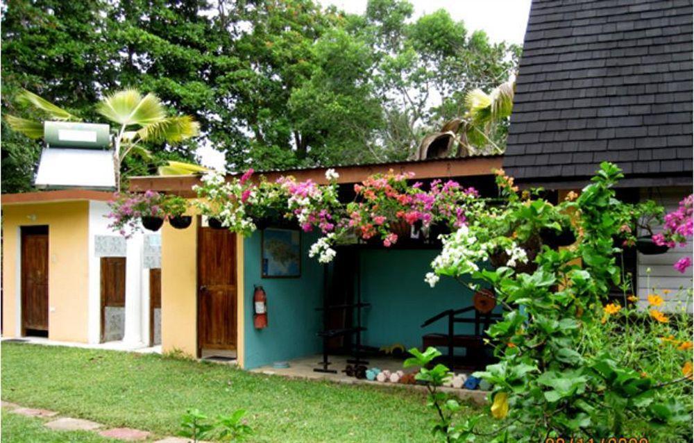 נגריל Secret Cabins At Firefly Beach Cottage מראה חיצוני תמונה