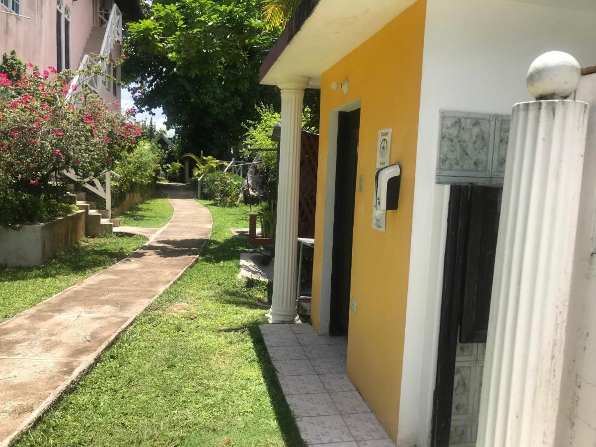 נגריל Secret Cabins At Firefly Beach Cottage מראה חיצוני תמונה