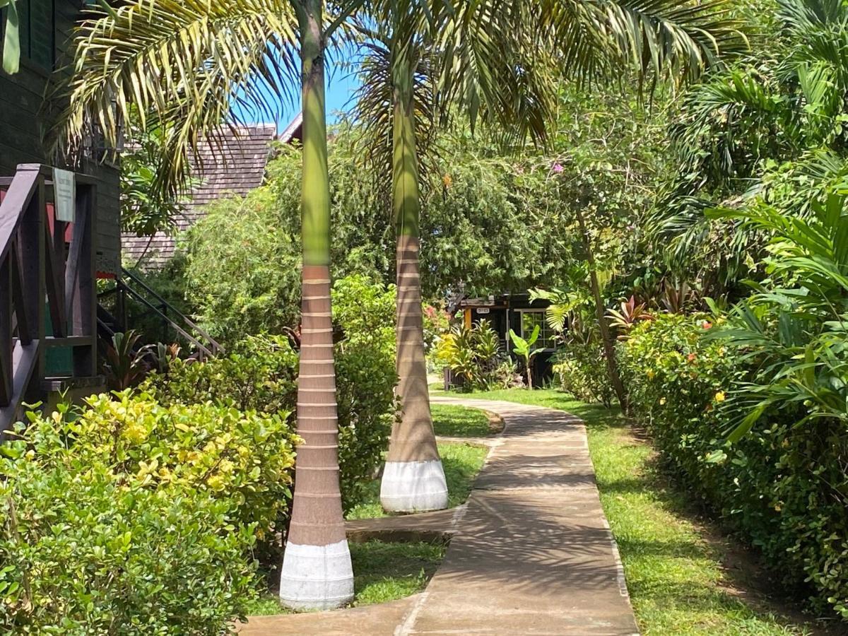 נגריל Secret Cabins At Firefly Beach Cottage מראה חיצוני תמונה